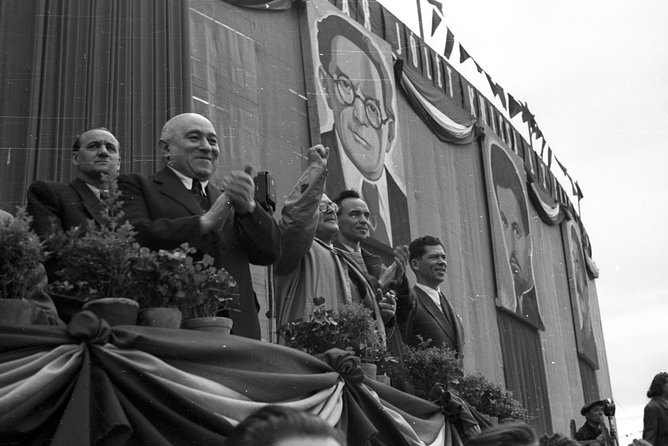 Born Under The Red Star - The History of Communism in Hungary - Private Tour - Szabadság tér (Liberty Square): two memorials, one argument about memory