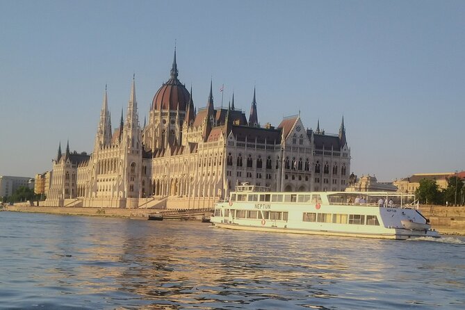 Budapest: 1-Hour Highlights Cruise with Welcome Drink - When To Go: Sunset vs. Late Evening