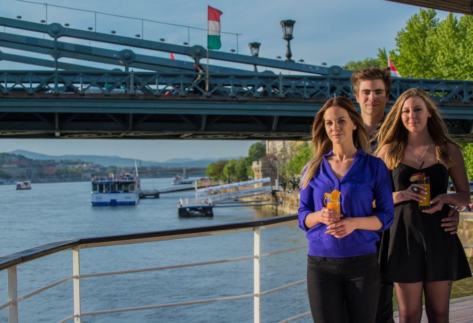 Budapest: 1 hr Sunshine Booze Cruise with Prosecco - Non-guided cruise: how to get the most without a tour script