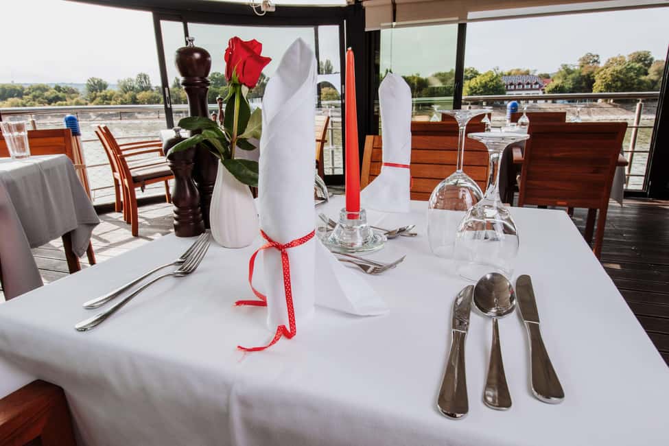 Budapest: 2-Course Dinner for 2 on a Boat Restaurant - Vogue Boat Restaurant on the Danube: the vibe you’re really paying for