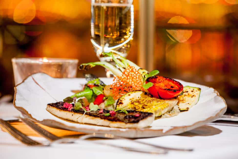 Budapest: 2-Course Dinner for 2 on a Boat Restaurant - Practical tips to make your evening go smoothly
