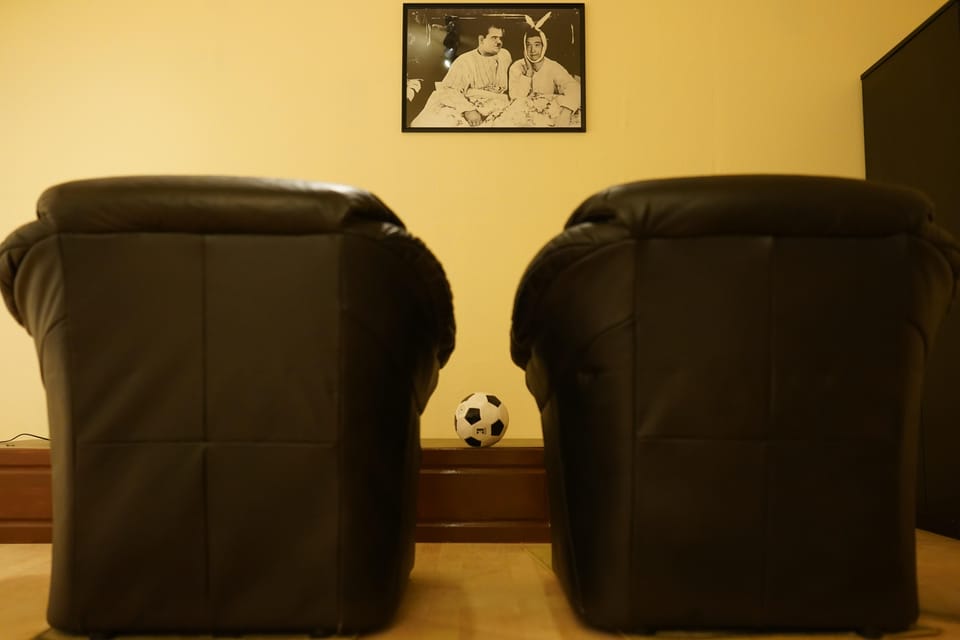 Budapest: 90s Sitcom Escape Room Adventure with Drinks - Meeting Point, Timing, and What to Bring (and Not Bring)
