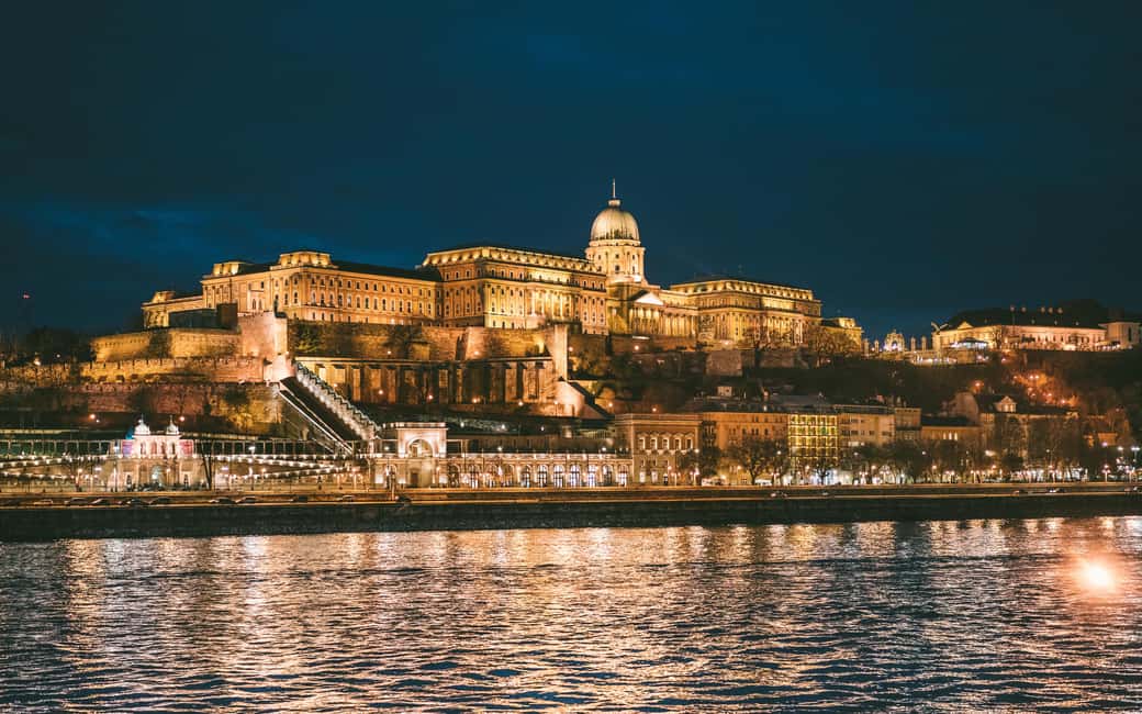 Budapest By Night Sightseeing Cruise - Meeting at Vigadó tér (Dock 5): How to Start Smoothly