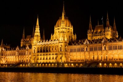 Budapest: Candlelit Dinner River Cruise with Live Music - Seating and photo strategy: how to aim for Parliament, bridges, and castle views