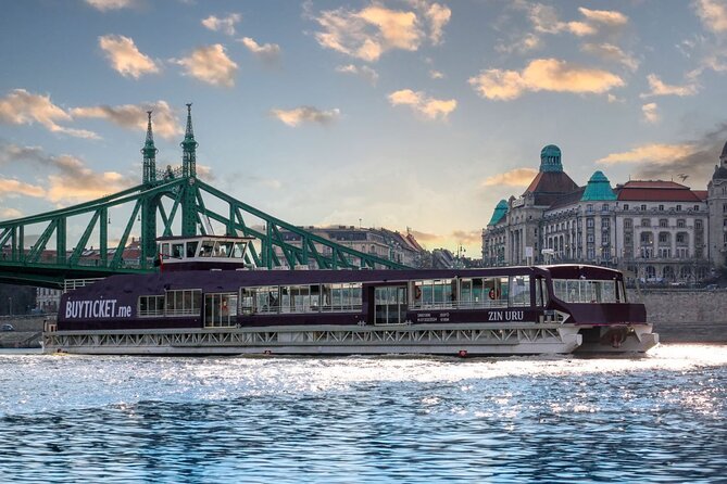 Budapest Danube 1 Hour Sunset or Night Cruise with Audio Guide - Parliament and the 10 pm lighting moment