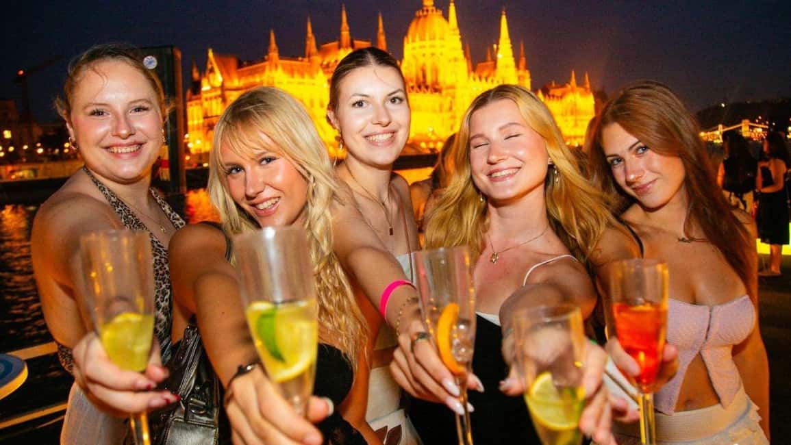 Budapest: Danube Beat Party Cruise with Drink Packages - Choosing the Right Drink Option Without Overpaying