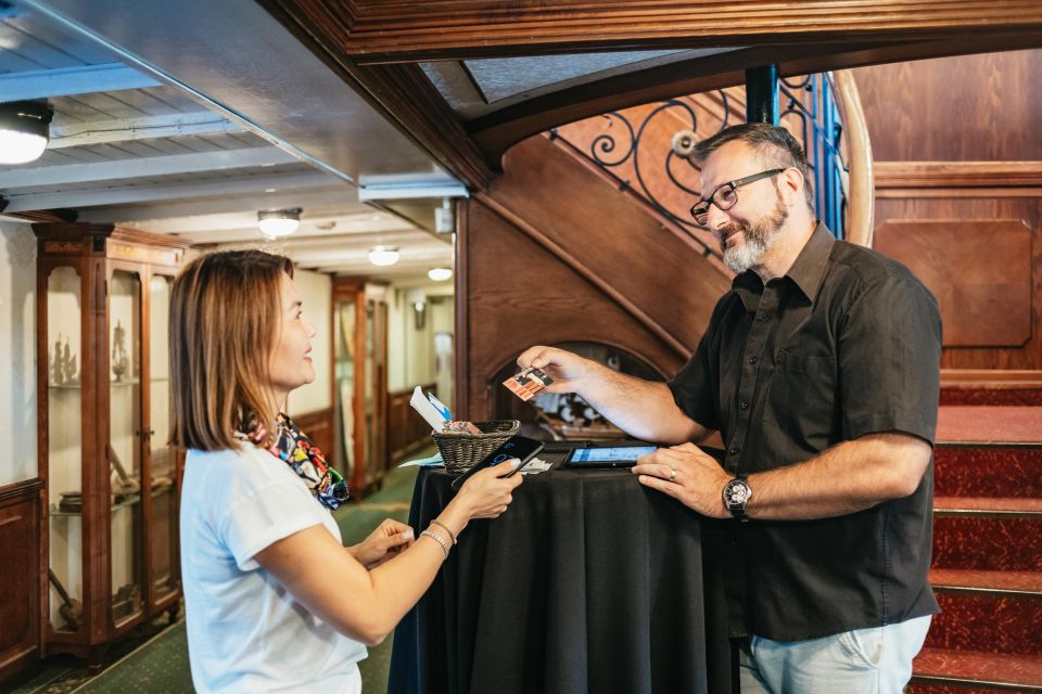 Budapest: Danube River Cruise with Dinner and Prosecco - Practical Drinks, Tips, and Small Comfort Notes