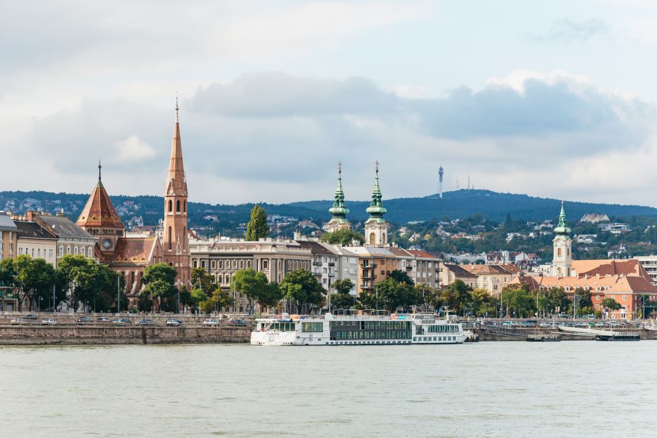 Budapest: Downtown Budapest Cocktail Cruise - Food, snacks, and staying comfortable through the hour