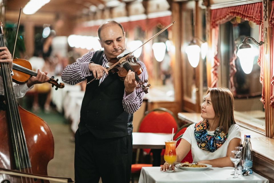 Budapest: Evening Cruise including Drinks and Live Music - From Akadémia 2 ponton to lit-up Parliament