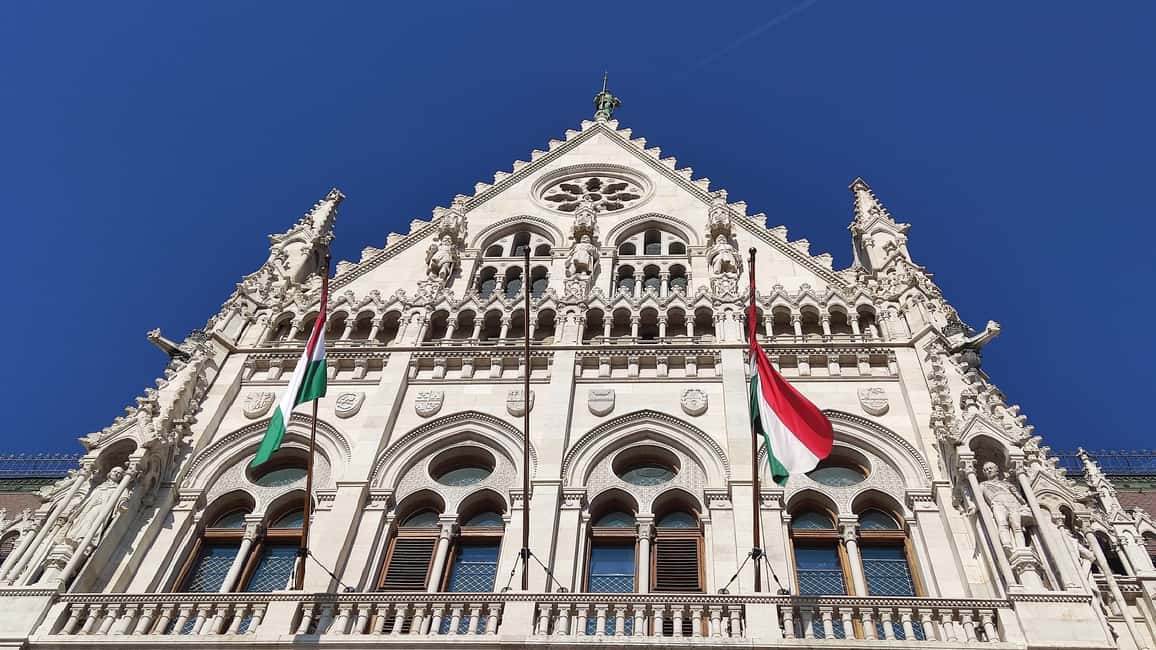 Budapest: Guided City Walking Tour in Buda and Pest - A short public-transport hop to Buda Castle District
