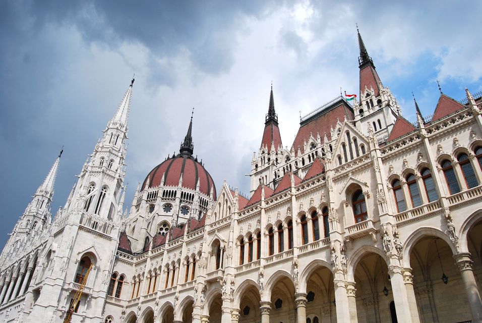 Budapest: Guided Walking Tour of Pest - Meet at Molnár’s Kürtőskalács and start with an easy win