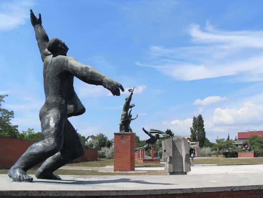 Budapest Half-Day Tour: Life Behind the Iron Curtain - Memento Park: the statues of Marx, Lenin, and Hungarian Communist leaders