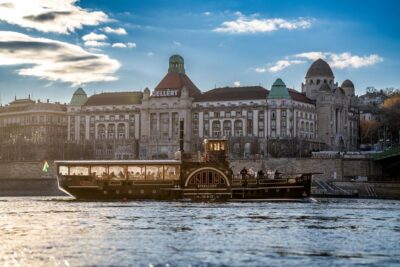 Budapest: Historic Cruise with Welcome Drink - How the QR-code audio guide works (and how to use it without fuss)