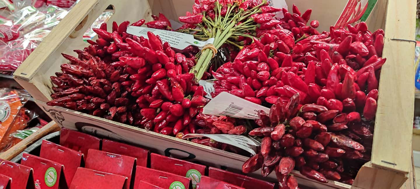 Budapest: Hungarian Cuisine in the Market Hall (german) - Hungarian cuisine history, taught through real ingredients