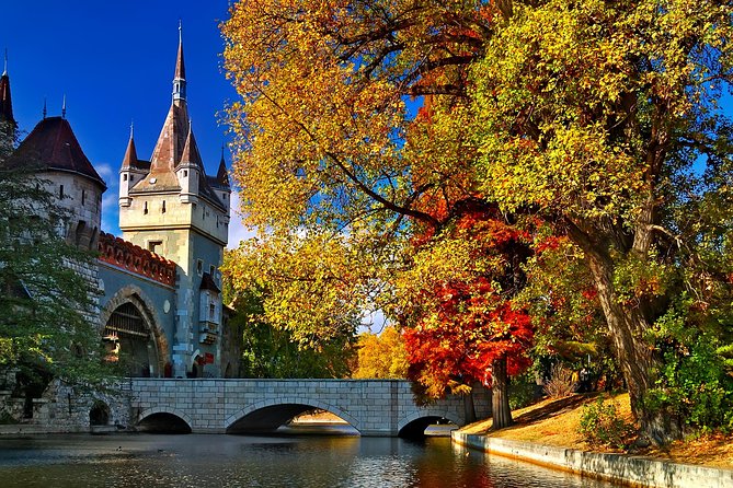 Budapest in a Day Private Luxury Sightseeing Tour - Gellért Hill panorama + Central Market Hall lunch break