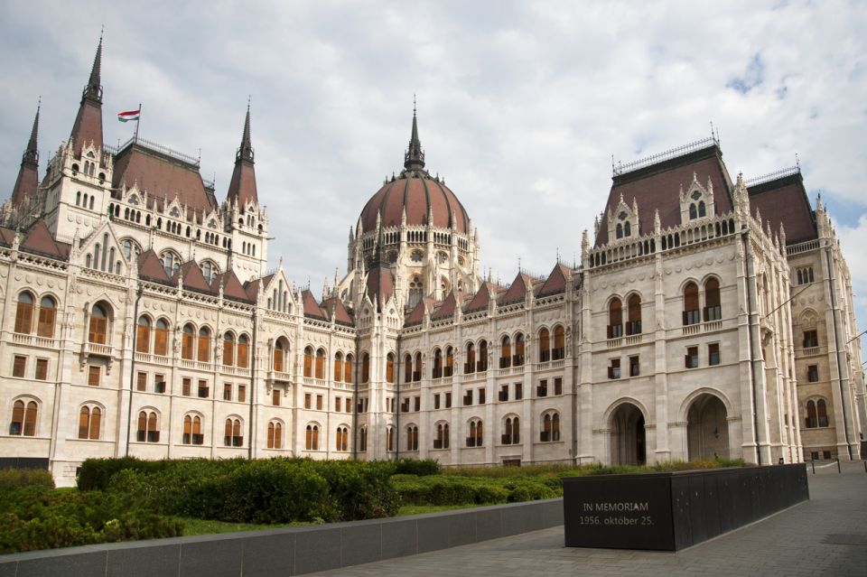 Budapest: Inner City Walking Tour in German - Liberty Square: Learning the Hard Parts Without Losing the Plot
