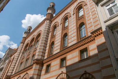 Budapest: Jewish Heritage Walking Tour with Historian Guide - Rumbach Street Synagogue: A real stop, not just a photo