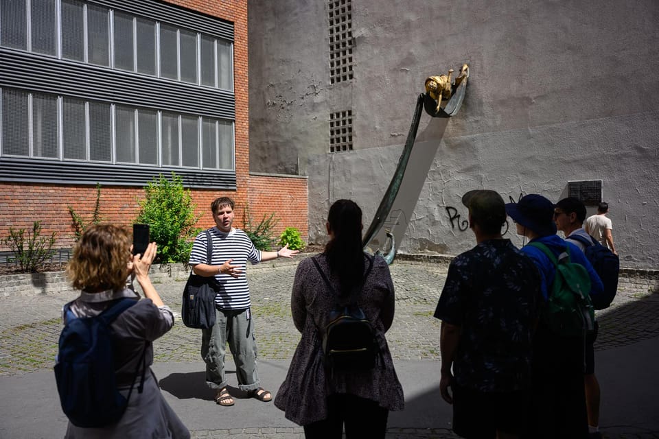 Budapest: Jewish History with Local Guide & Synagogue Ticket - How This Budapest Jewish History Walk Works in 2 Hours