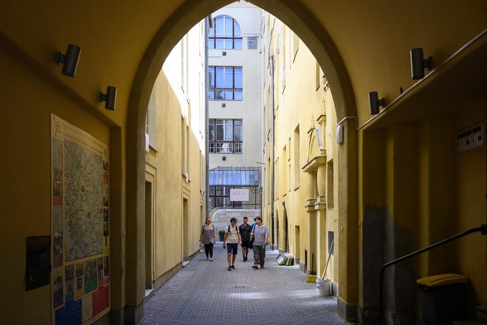 Budapest: Jewish History with Local Guide & Synagogue Ticket - Jewish Ghetto Wall Fragment: A Photo Stop With Real Weight