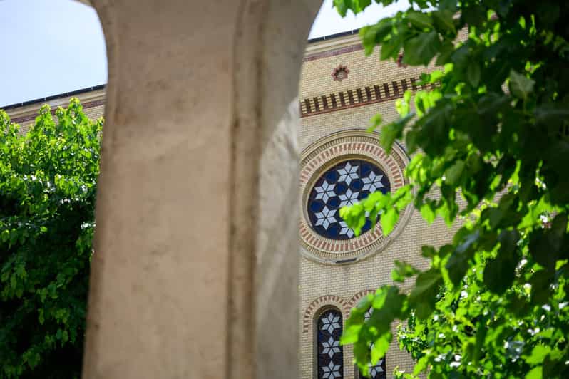 Budapest: Jewish History with Local Guide & Synagogue Ticket - Inside Kazinczy Street Synagogue: Art Nouveau Orthodox Architecture and the Gallery You Can’t Skip