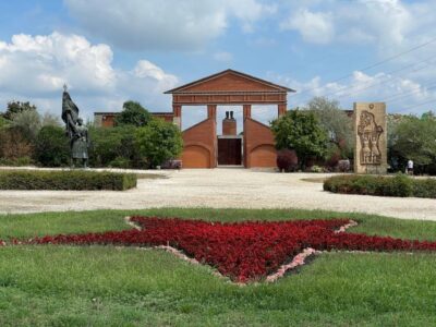 Budapest: Memento Park and Icons of Communism Guided Tour - Meeting at Batthyány tér and the ride out to the park