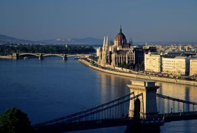 Budapest: Night Walking Tour with Danube River Cruise - Quick Highlights
