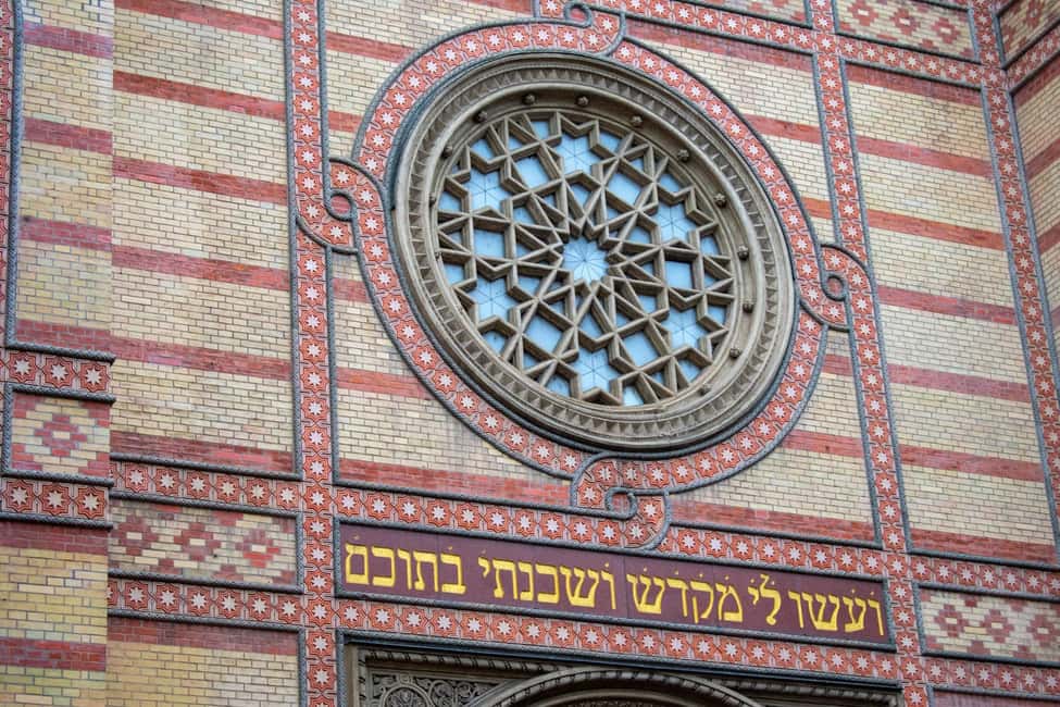Budapest Old Jewish Quarter History Private Walking Tour - Dohány Street Synagogue: the landmark that frames the story