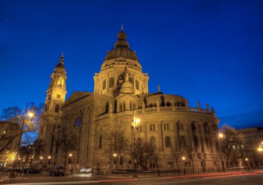 Budapest: Organ Concert in St. Stephen's Basilica - St. Stephen’s Basilica at 19:40: arriving for the organ concert