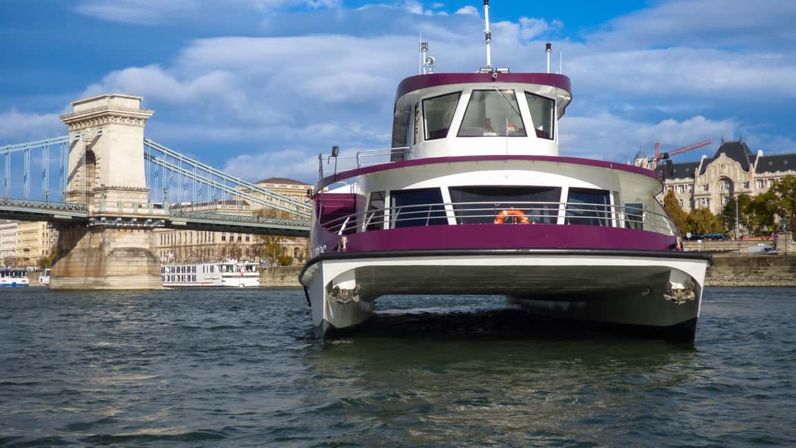 Budapest: Pizza Cruise - Getting on the Silverline: Elizabeth Bridge meeting point, fast check-in