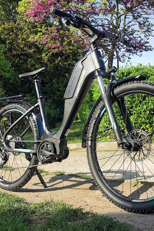Budapest: Premium E-Bike Rental - Picking up your Bosch-powered bike near Deák Ferenc tér