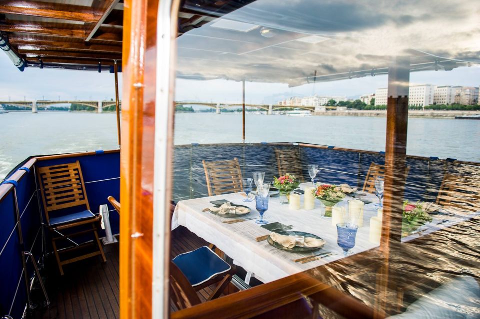 Budapest: Private Danube Yacht Cruise with Welcome Drink - Sunset strategy: why timing matters more than people think