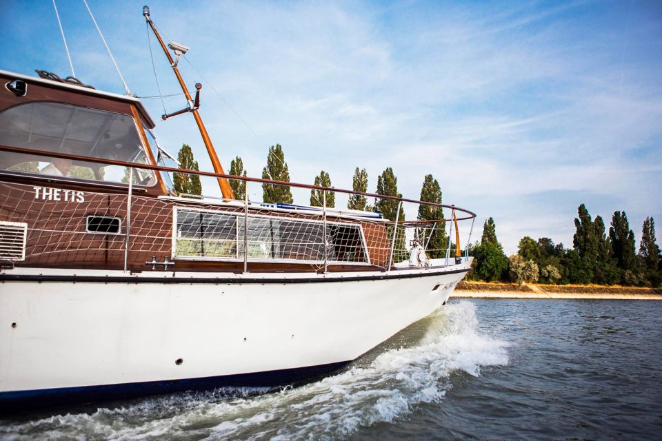 Budapest: Private Danube Yacht Cruise with Welcome Drink - Landmarks you’ll actually recognize from the river