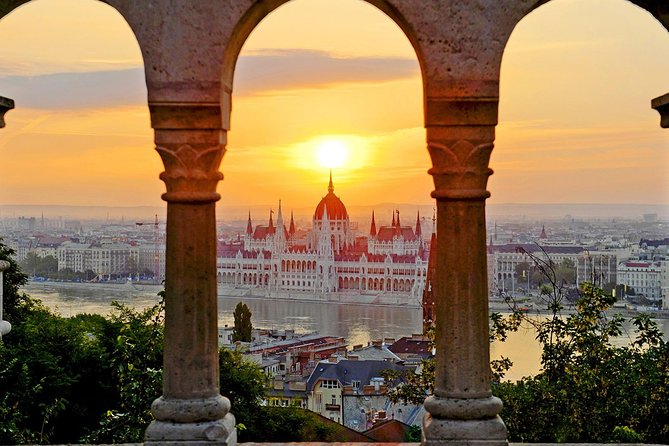 Budapest Private Full Day City Tour with a comfortable air -conditioned car - Gellert Hill viewpoints, Central Market Hall, and the Jewish quarter on your route