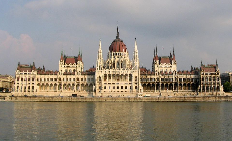 Budapest: Private Walking Tour of City with Spanish Guide - Meeting Point Options and the Teal Umbrella Moment