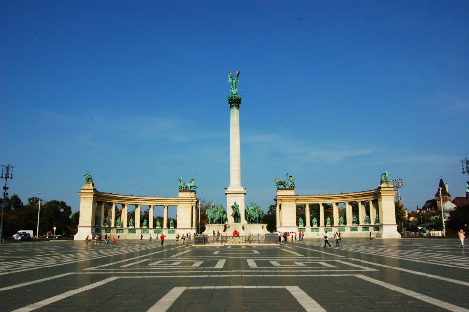 Budapest: Private Walking Tour of City with Spanish Guide - Hungarian Parliament and the Opera House: Power Buildings Up Close