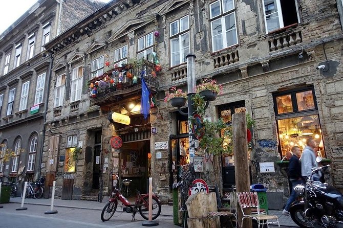 Budapest Ruin Bars Evening Walking Tour with Drinks & Snacks - What a ruin bar story actually gives you