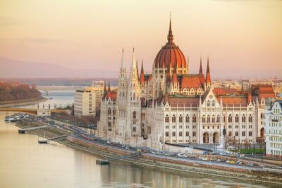 Budapest Scavenger Hunt and Highlights Self Guided Audio Tour - Walking the loop: Erzsébet tér to the Parliament area landmarks