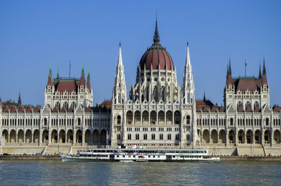 Budapest: Sightseeing Cruise on the Danube - Bar drinks and the real-life service pace