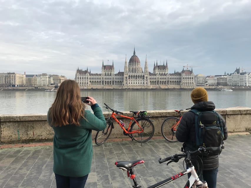 Budapest: Sunset guided bicycle ride - Chain Bridge at sunset: the photo stop that feels like a scene