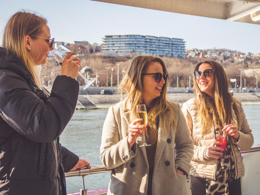 Budapest: Unlimited Prosecco and Wine Sightseeing Cruise - Danube Landmarks in 60 Minutes: Your Photo Map From West to East Views