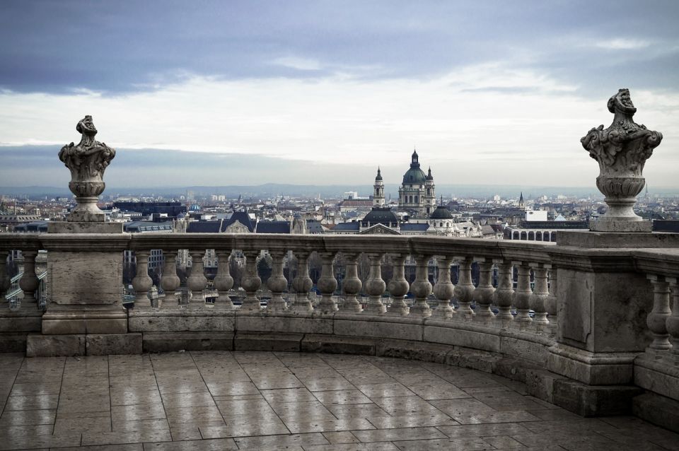 Budapest: Walking Tour in German - A German-speaking guide who connects landmarks to 1,100 years of change