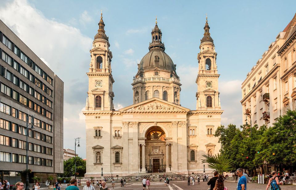 Budapest: Walking Tour in German - Crossing the Danube by public transport: local, fast, and worth planning for