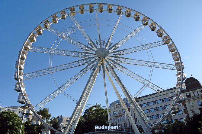 Budapest walking tour: Parliament and Shoes Memorial - Erzsébet Square and the Danubius Fountain: a busy city pause