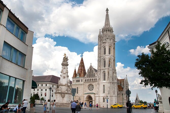 Comprehensive sightseeing tour - Szabadság ter and Kossuth Lajos Square: monuments that hit hard