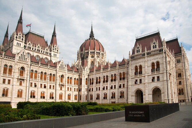 Comprehensive sightseeing tour - Buda Castle terrace views: Fountain of King Matthias and the Royal Palace panorama