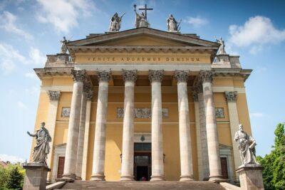 Eger Private Full-Day Wine Tasting Tour and Sightseeing from Budapest - Eger on foot: Basilica, Minaret, and Dobó István Square