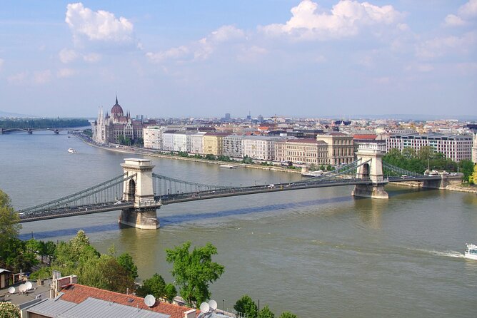 General sightseeing tour - Passing Szechenyi Baths: a famous thermal setting without committing to tickets