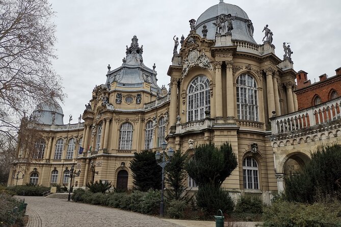 Historical and Cultural Walking Tour in Budapest - Buda Castle and the Chain Bridge: medieval power in the same frame as sweeping views