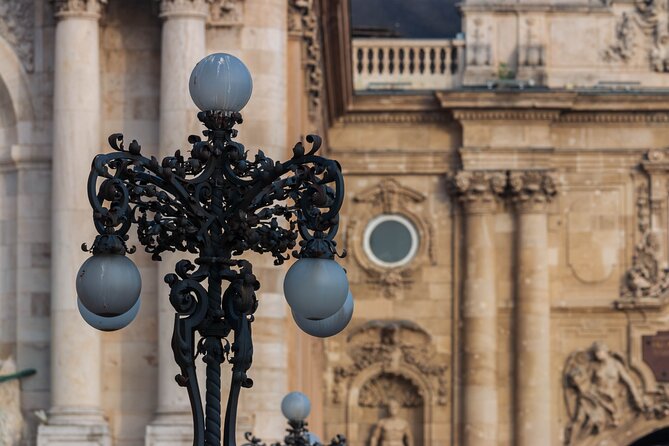 Live virtual walking tour in the Buda Castle quarter - Meeting at Sándor Palace: setting the tone for the walk