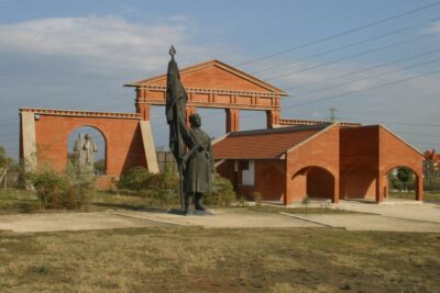 Memento Park: Official Guided Tour with Entry Ticket - Stalin’s Grandstand: the architecture of influence